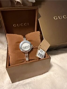GUCCI YA105528 105 Series Swiss Quartz Bangle Watch Complete Set Box Papers